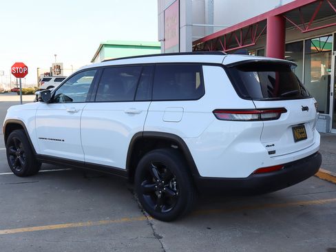 Used 2025 Jeep Grand Cherokee L Altitude image 6