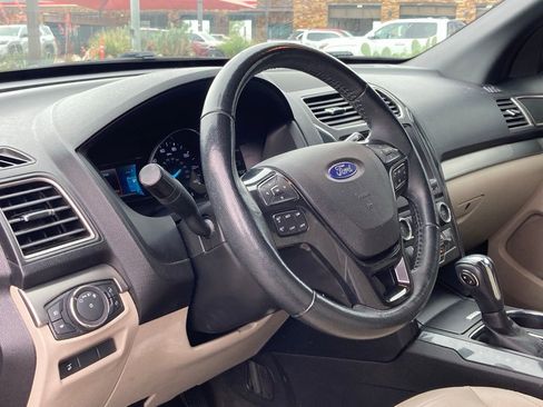 Used 2018 Ford Explorer XLT w/ Equipment Group 202A FWD image 6