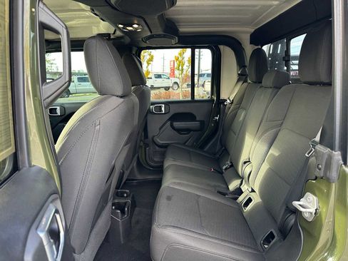 Used 2022 Jeep Gladiator Sport image 18