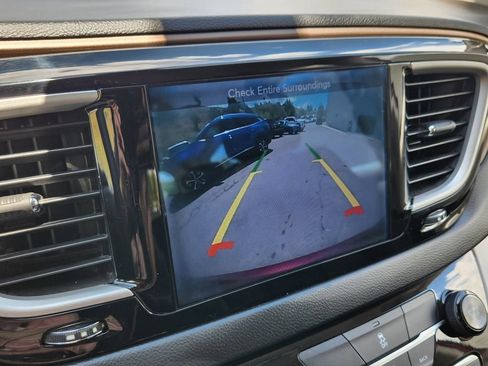 Used 2017 Chrysler Pacifica Touring w/ Tire & Wheel Group FWD image 17