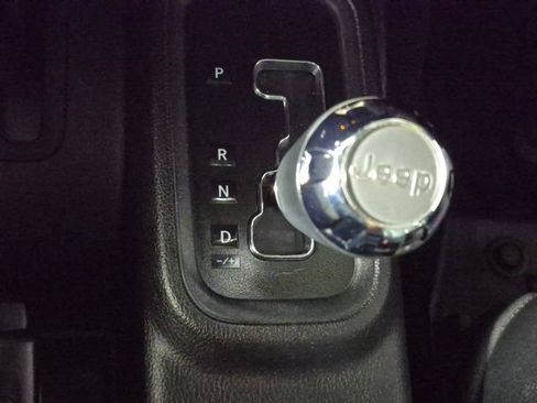 Used 2017 Jeep Wrangler Unlimited Sahara AWD/4WD image 18