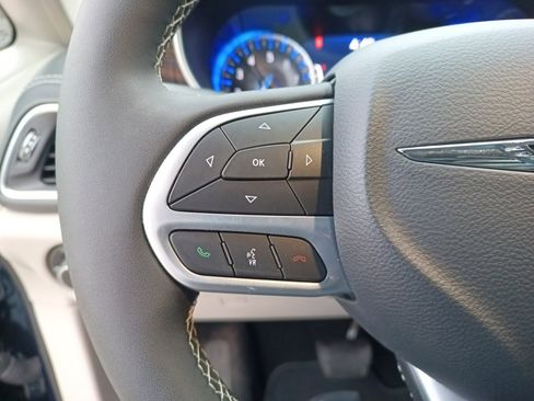 Certified 2024 Chrysler Pacifica Limited image 22