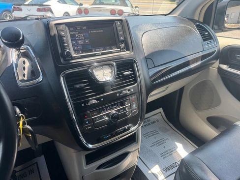 Used 2014 Chrysler Town & Country Touring FWD image 39