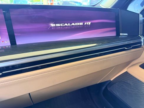 Used 2025 Cadillac Escalade IQ Luxury 2 AWD/4WD image 11
