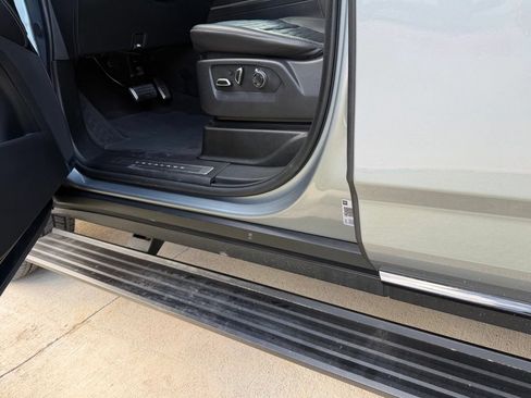 Used 2025 Cadillac Escalade ESV V AWD/4WD image 36