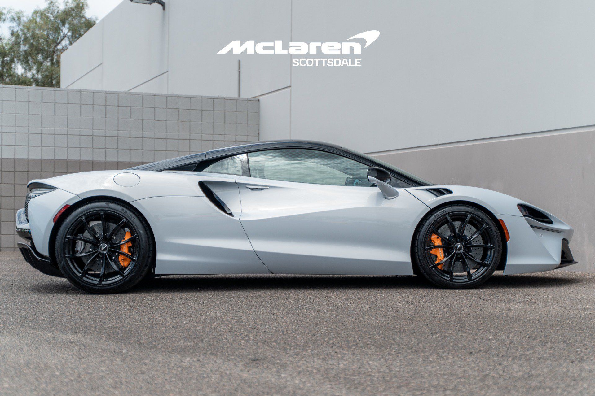 Used 2023 McLaren Artura RWD image 8