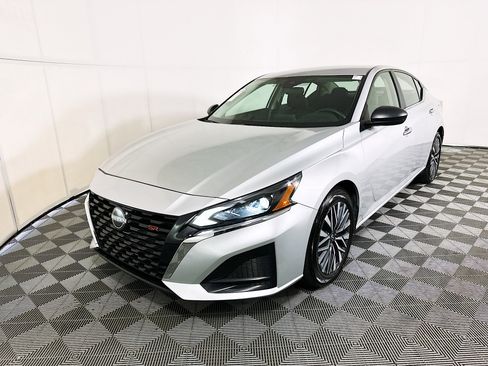 Used 2024 Nissan Altima 2.5 SV FWD image 7