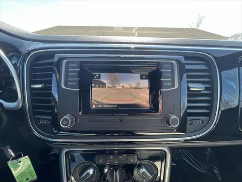 Used 2018 Volkswagen Beetle 2.0T S FWD image 17