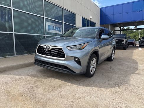 Used 2020 Toyota Highlander LE FWD image 4