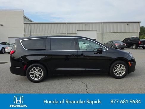 Used 2024 Chrysler Pacifica Touring-L FWD image 6