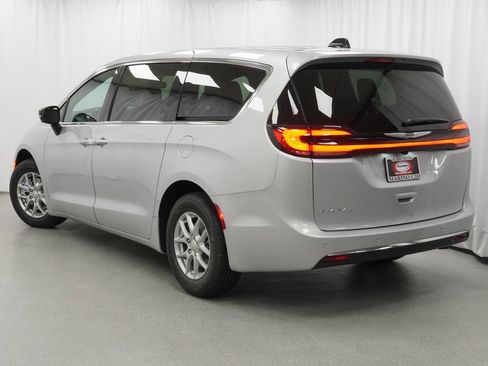 New 2026 Chrysler Pacifica Select image 13