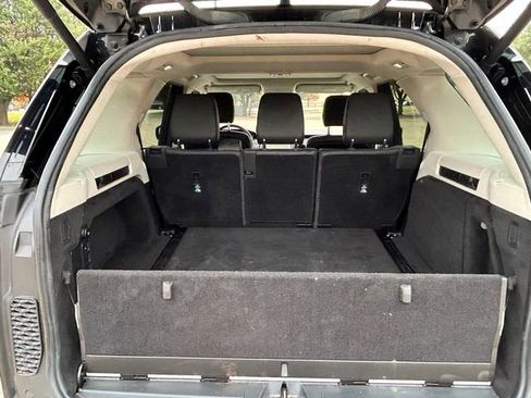 Used 2019 Land Rover Discovery SE image 13