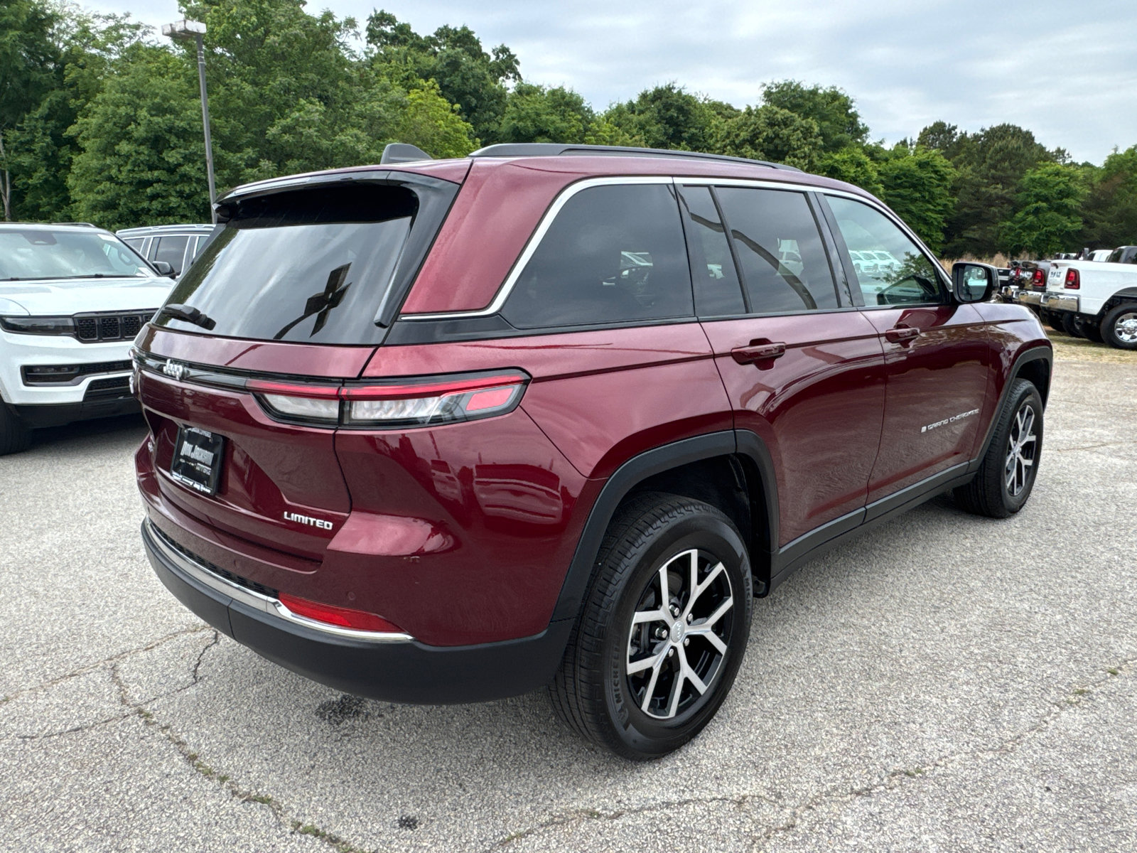 Used 2025 Jeep Grand Cherokee Limited AWD/4WD image 5