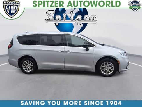 Used 2024 Chrysler Pacifica Touring-L FWD image 11