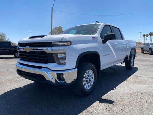 Used 2024 Chevrolet Silverado 2500 LT w/ Convenience Package AWD/4WD image 2