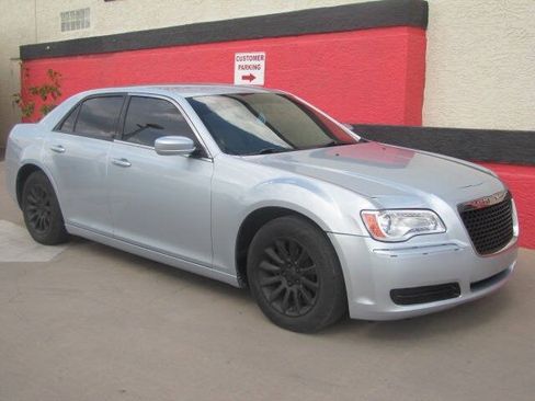 Used 2013 Chrysler 300 RWD image 3