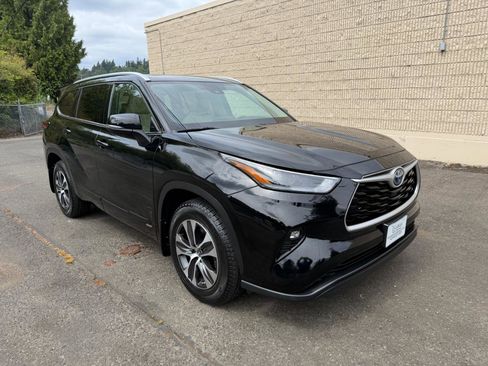 Used 2022 Toyota Highlander XLE AWD/4WD image 3