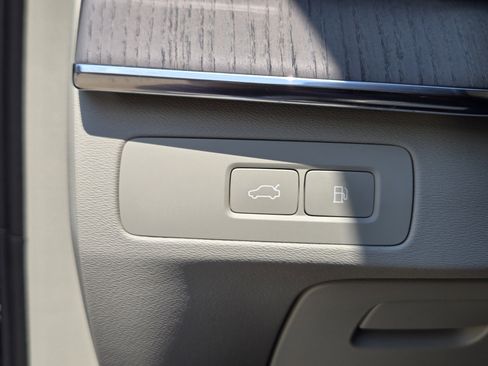 Certified 2025 Volvo XC90 T8 Plus w/ Protection Package Premier image 25