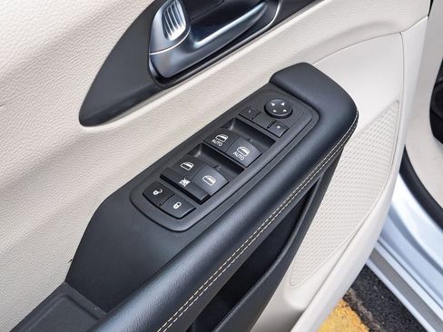Used 2023 Chrysler Pacifica Touring-L FWD image 23