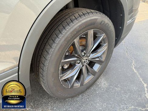 Used 2022 Volkswagen Tiguan SE w/ Panoramic Sunroof Package image 19