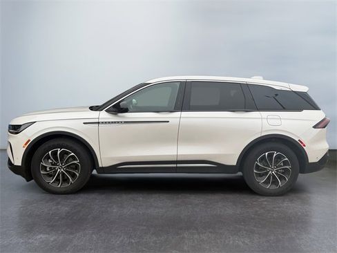 Used 2024 Lincoln Nautilus Premier image 2