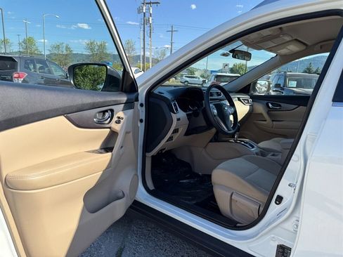 Used 2016 Nissan Rogue S w/ Appearance Package AWD/4WD image 4