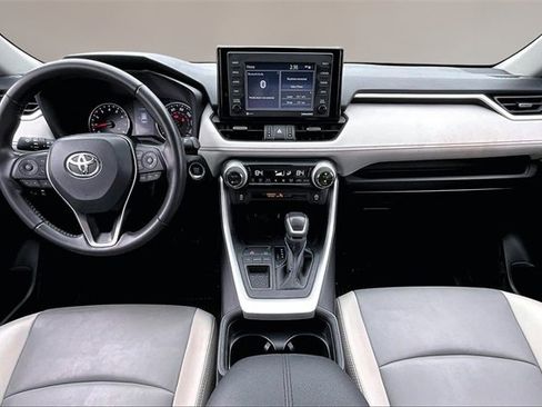 Used 2021 Toyota RAV4 XLE Premium image 7
