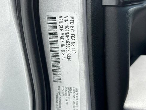 New 2025 Jeep Grand Cherokee Altitude image 23