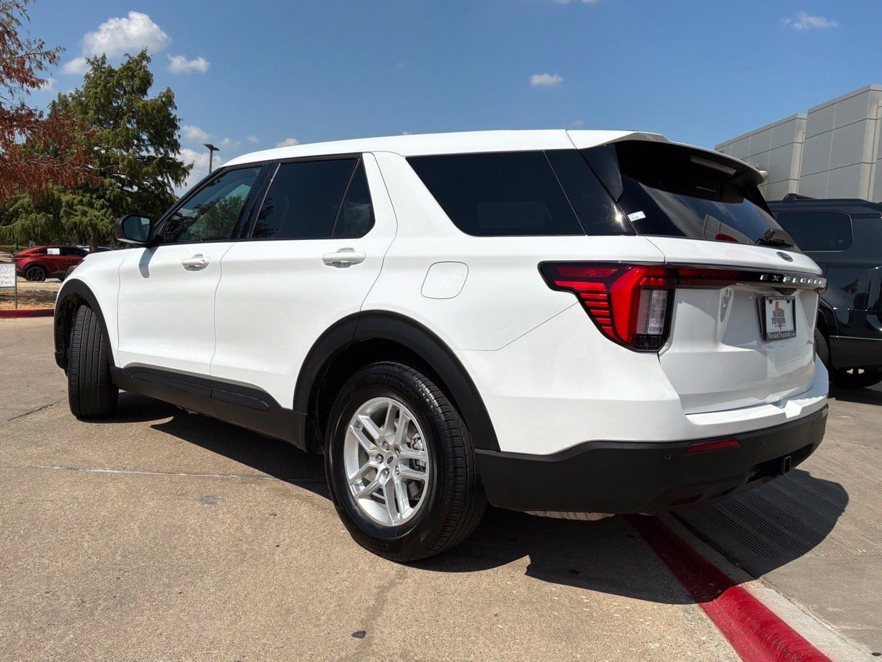 Used 2026 Ford Explorer Active RWD image 8