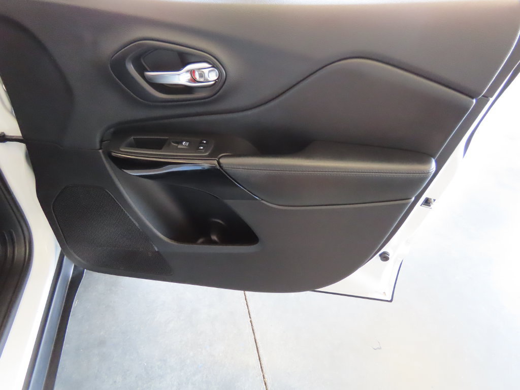 Used 2019 Jeep Cherokee Latitude Plus AWD/4WD image 38