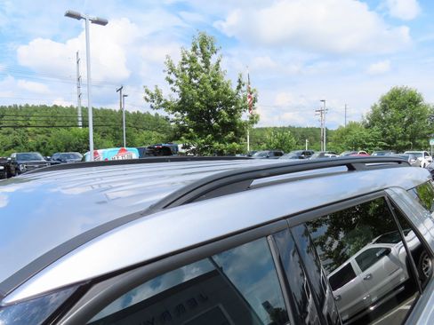 Used 2022 Ford Explorer XLT w/ Equipment Group 202A image 9