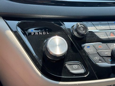 Used 2024 Chrysler Pacifica Touring-L FWD image 21