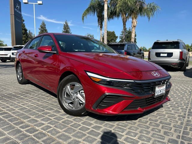 Certified 2025 Hyundai Elantra SE FWD image 1