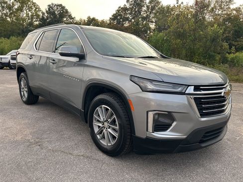 Used 2023 Chevrolet Traverse LT image 3