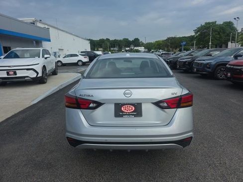 Used 2024 Nissan Altima 2.5 SV FWD image 3