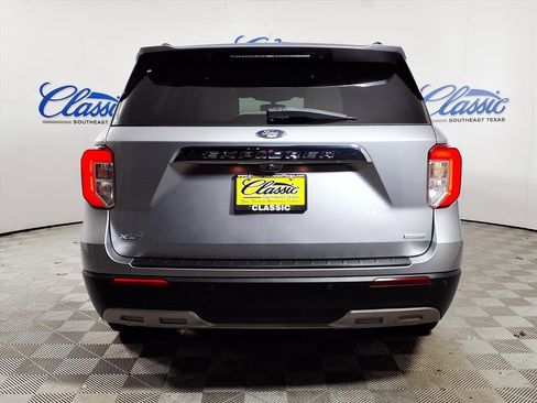 Used 2020 Ford Explorer XLT w/ Equipment Group 202A image 4