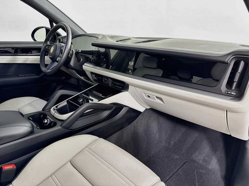 Certified 2025 Porsche Cayenne S AWD/4WD image 30