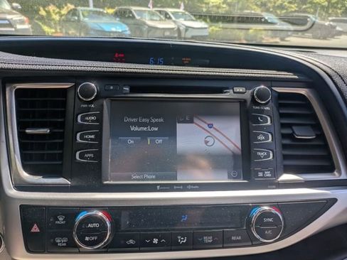 Used 2019 Toyota Highlander XLE AWD/4WD image 26