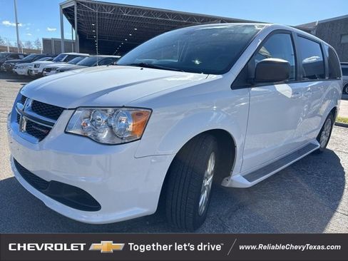 Used 2018 Dodge Grand Caravan SE w/ UConnect Hands-Free Group image 3
