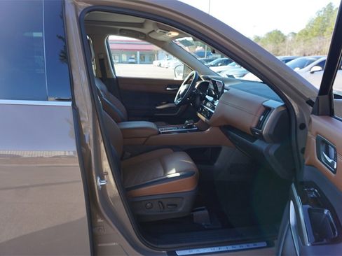 Used 2024 Nissan Pathfinder Platinum image 21