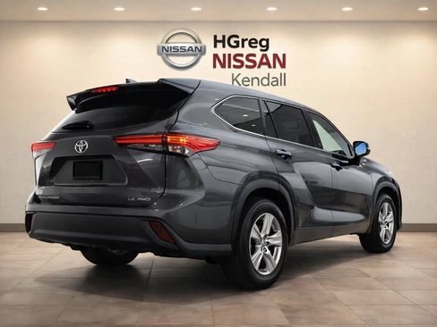 Used 2022 Toyota Highlander LE AWD/4WD image 4