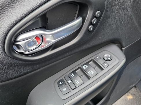 Used 2022 Jeep Cherokee Trailhawk w/ Premium Leather Package image 17