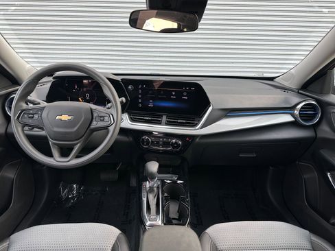 Used 2025 Chevrolet Trax LT image 31