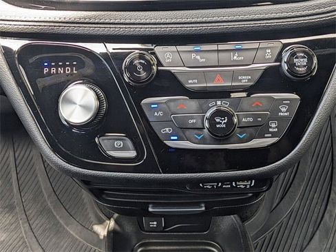 Used 2023 Chrysler Pacifica Touring image 14