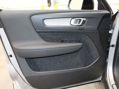 Used 2025 Volvo XC40 B5 Plus image 18