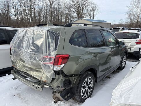 Used 2021 Subaru Forester Premium image 2