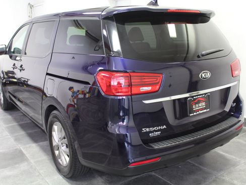 Used 2019 Kia Sedona LX image 4
