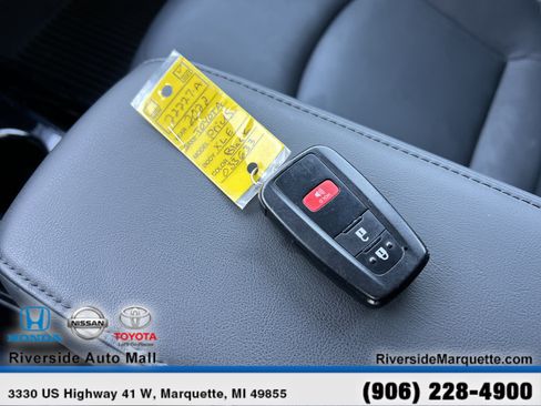 Used 2022 Toyota Prius XLE AWD/4WD image 27