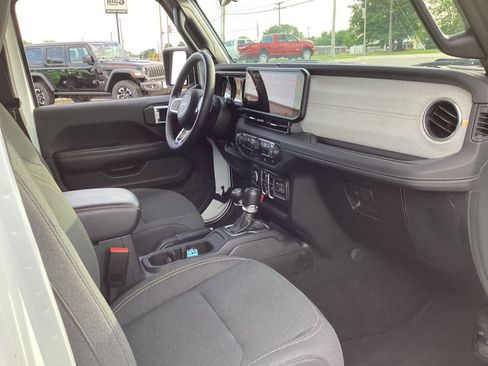Used 2024 Jeep Wrangler Unlimited Sahara AWD/4WD image 13