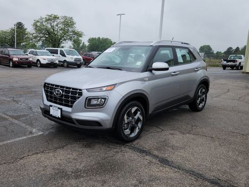 Used 2024 Hyundai Venue SEL FWD image 2